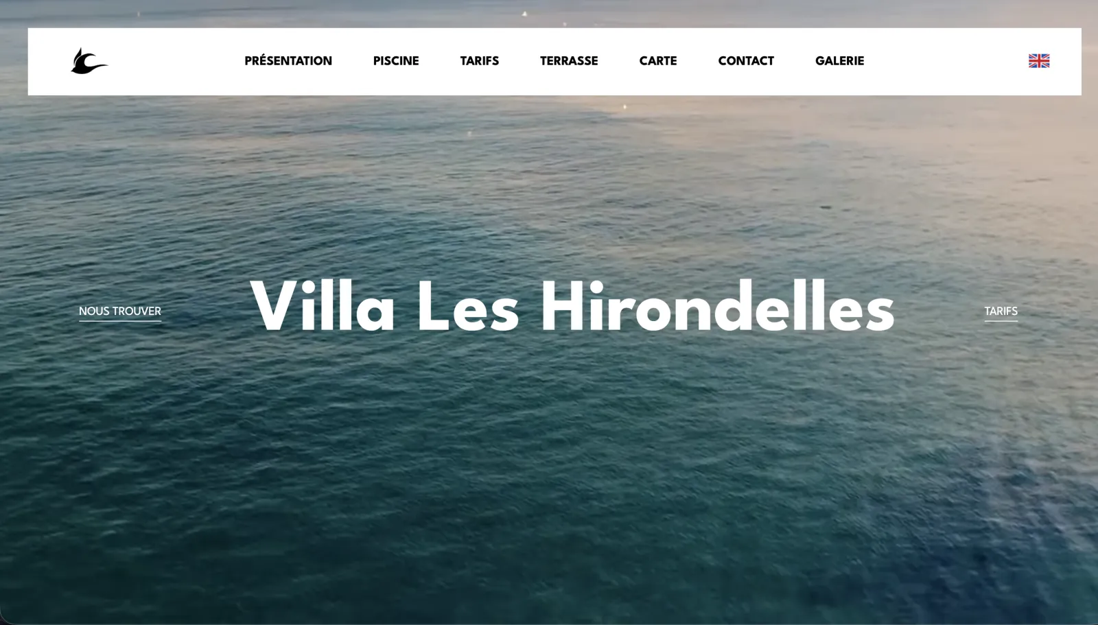 Page d'accueil du site de la Villa Les Hirondelles, vue aérienne de la mer