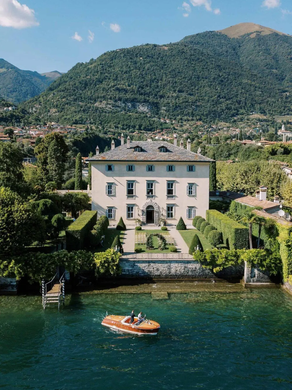 Villa ancienne et ses jardins au bord de l'eau
